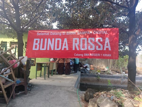 TRASHFORMER: UBAH SAMPAH JADI CUAN, SMAN 1 KRIAN BEKERJASAMA DENGAN BUNDA ROSSA UNTUK ATASI SAMPAH